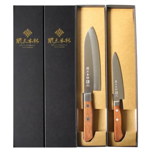 All-purpose and petty knives displayed in black boxes