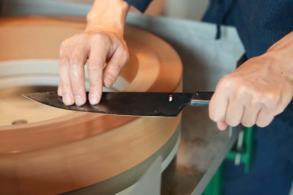 Sharpening a kitchen knife using a sharpening machine