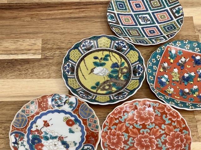 Kutani ware mamezara plates arranged in two rows.