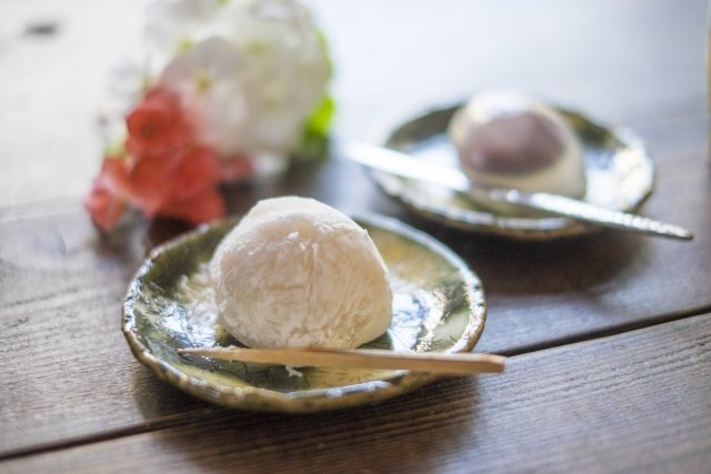 A traditional Japanese sweet (wagashi) served on a small mamezara plates