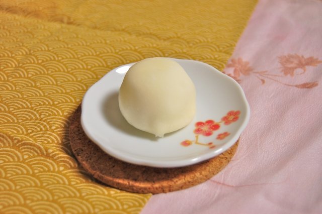 Traditional Japanese wagashi served on a decorative mamezara mini plate